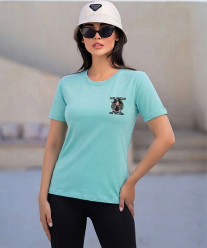 تیشرت چاپی دخترانه مدل دخترک نشسته رنگ فیروزه ای